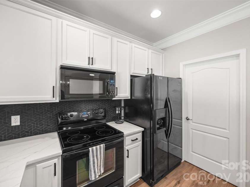 9821 Longstone Lane, Charlotte, NC 28277.  MLS# CAR4382066, YatesRealty ID 22292. 