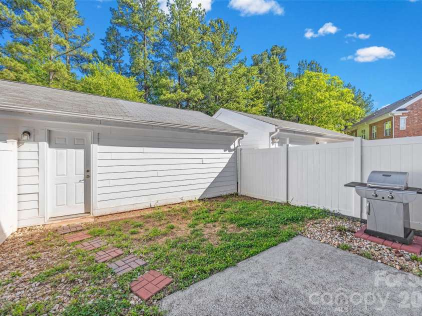 9821 Longstone Lane, Charlotte, NC 28277.  MLS# CAR4382066, YatesRealty ID 22292. 
