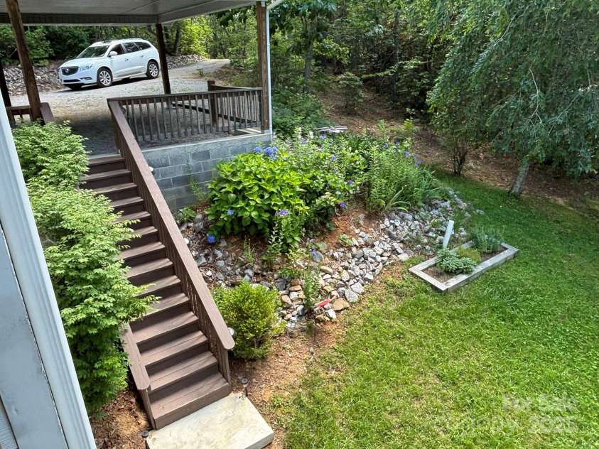 151 Wipprecht Drive, Spruce Pine, NC 28777.  MLS# CAR4272917, YatesRealty ID 22294. 