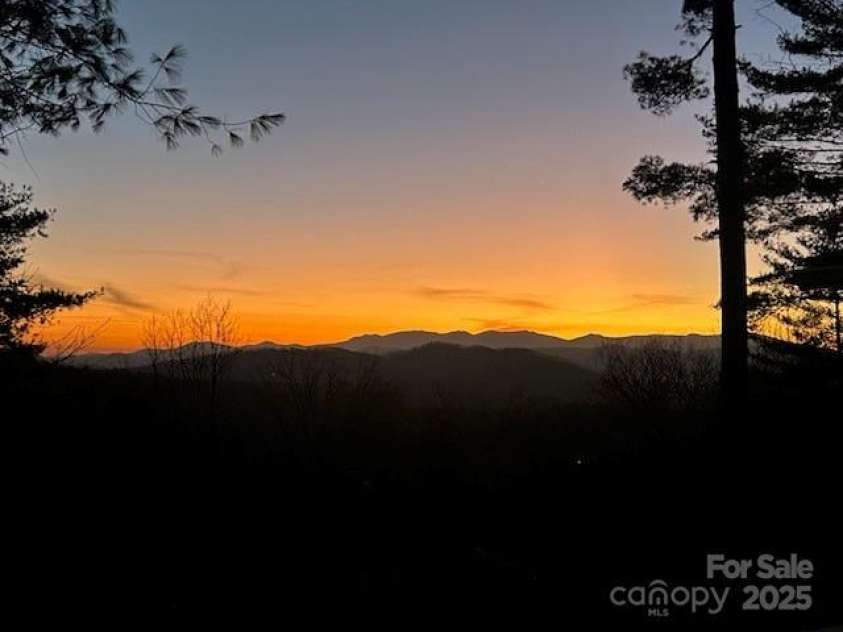 151 Wipprecht Drive, Spruce Pine, NC 28777.  MLS# CAR4272917, YatesRealty ID 22294. 