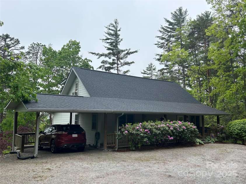 151 Wipprecht Drive, Spruce Pine, NC 28777.  MLS# CAR4272917, YatesRealty ID 22294. 