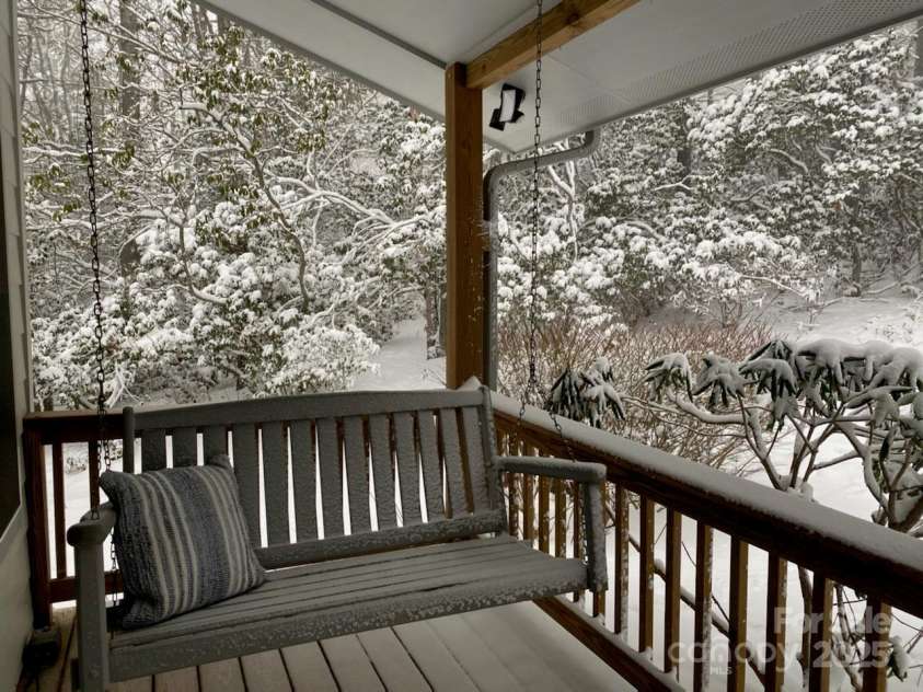 151 Wipprecht Drive, Spruce Pine, NC 28777.  MLS# CAR4272917, YatesRealty ID 22294. 