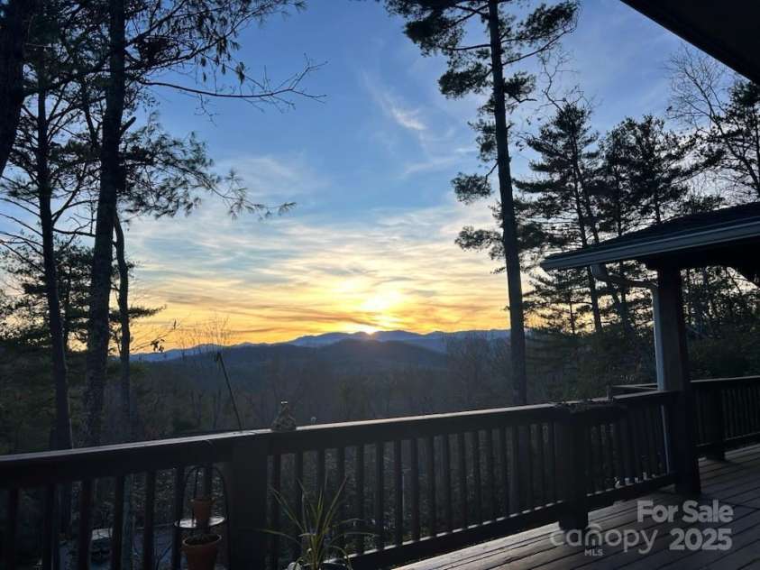 151 Wipprecht Drive, Spruce Pine, NC 28777.  MLS# CAR4272917, YatesRealty ID 22294. 