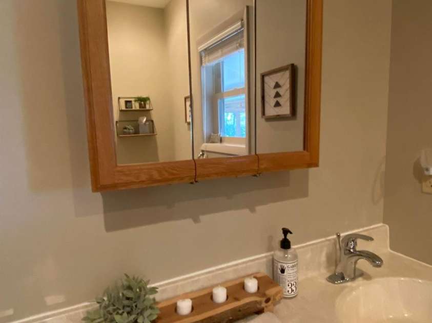 151 Wipprecht Drive, Spruce Pine, NC 28777.  MLS# CAR4272917, YatesRealty ID 22294. Main level bath