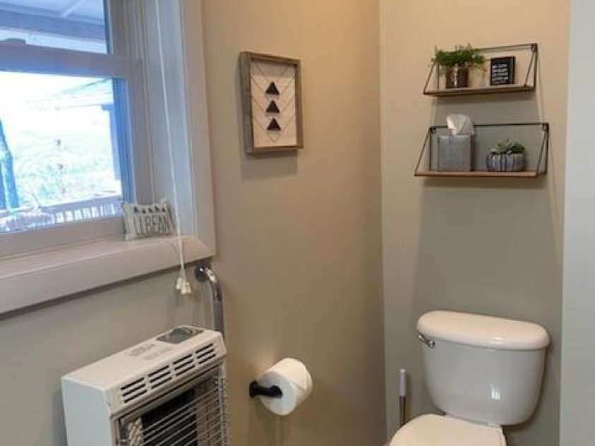 151 Wipprecht Drive, Spruce Pine, NC 28777.  MLS# CAR4272917, YatesRealty ID 22294. Main level bathroom