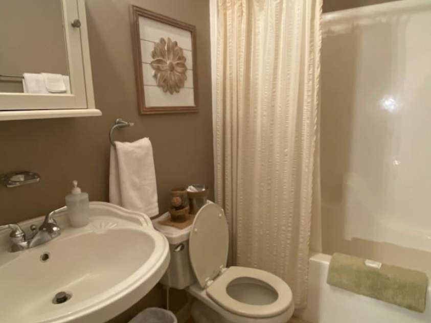 151 Wipprecht Drive, Spruce Pine, NC 28777.  MLS# CAR4272917, YatesRealty ID 22294. Upstairs bath