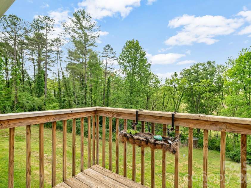 9 Squirrel Ridge Drive, Weaverville, NC 28787.  MLS# CAR4381425, YatesRealty ID 22295. 