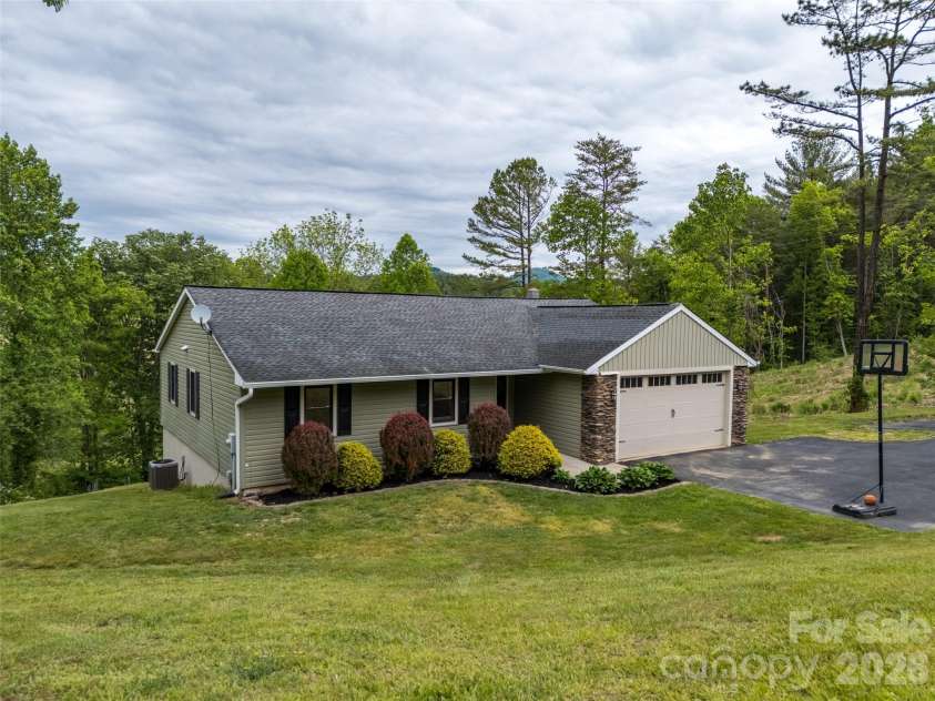 9 Squirrel Ridge Drive, Weaverville, NC 28787.  MLS# CAR4381425, YatesRealty ID 22295. 