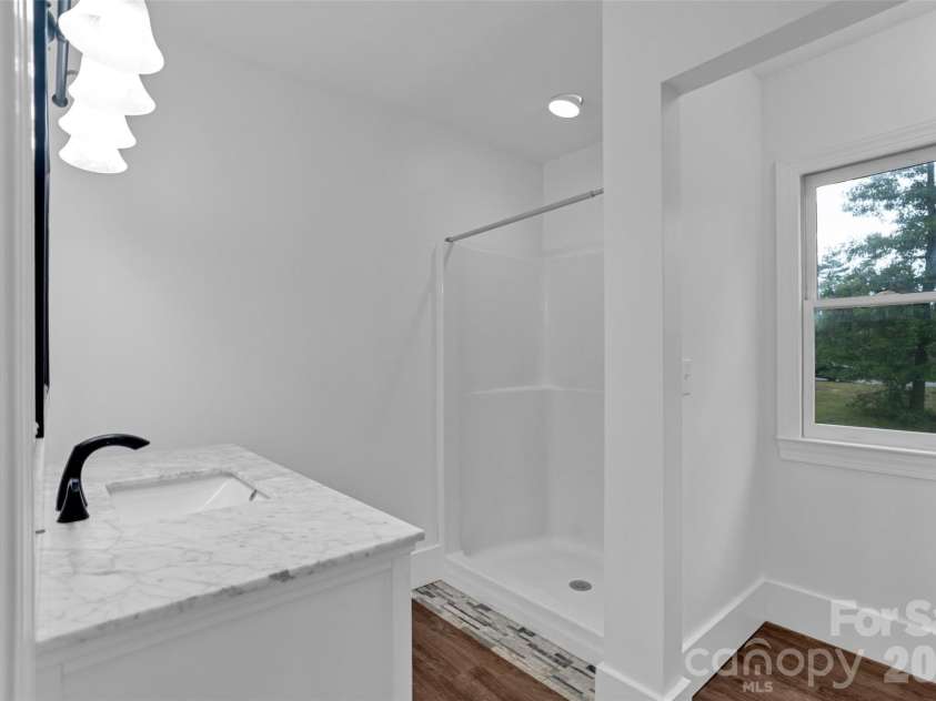 9 Squirrel Ridge Drive, Weaverville, NC 28787.  MLS# CAR4381425, YatesRealty ID 22295. Primary bath