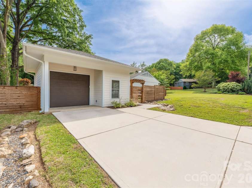 4601 General Pershing Drive, Charlotte, NC 28209.  MLS# CAR4379524, YatesRealty ID 22296. Detached garage with room for a flex space, previously used as a home office