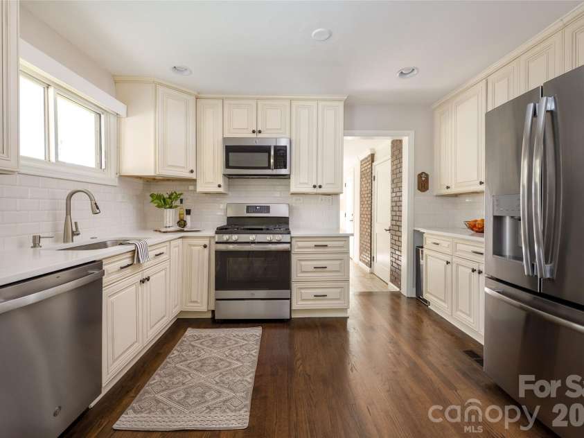 4601 General Pershing Drive, Charlotte, NC 28209.  MLS# CAR4379524, YatesRealty ID 22296. Kitchen with stainless steel appliances