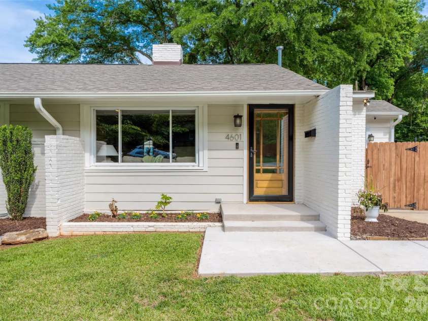 4601 General Pershing Drive, Charlotte, NC 28209.  MLS# CAR4379524, YatesRealty ID 22296. Welcome to 4601 General Pershing Drive