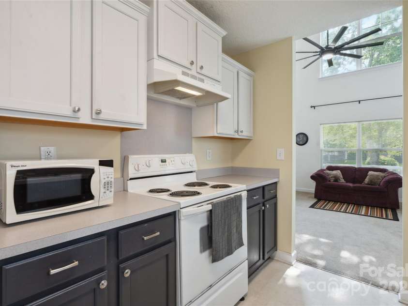 1457 Matthew Allen Circle, Kannapolis, NC 28081.  MLS# CAR4259827, YatesRealty ID 22297. Galley-Style Kitchen
