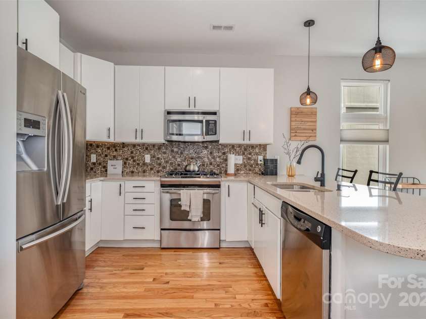 925 Westbrook Drive, Charlotte, NC 28202.  MLS# CAR4264820, YatesRealty ID 22298. 