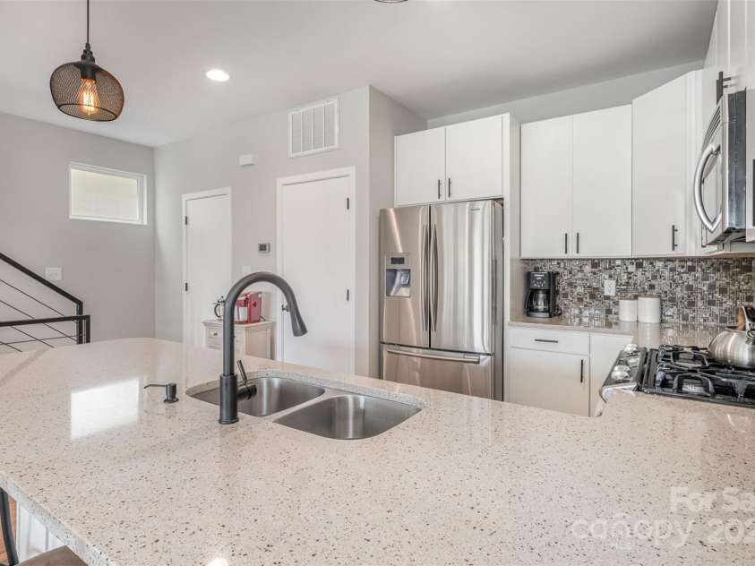 925 Westbrook Drive, Charlotte, NC 28202.  MLS# CAR4264820, YatesRealty ID 22298. 