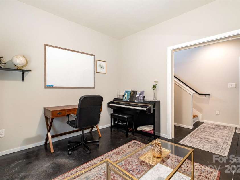 925 Westbrook Drive, Charlotte, NC 28202.  MLS# CAR4264820, YatesRealty ID 22298. 