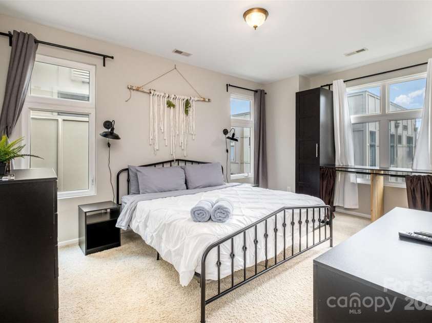 925 Westbrook Drive, Charlotte, NC 28202.  MLS# CAR4264820, YatesRealty ID 22298. 