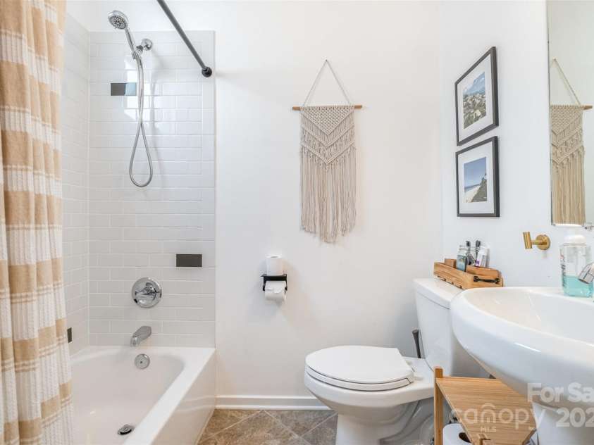 925 Westbrook Drive, Charlotte, NC 28202.  MLS# CAR4264820, YatesRealty ID 22298. 