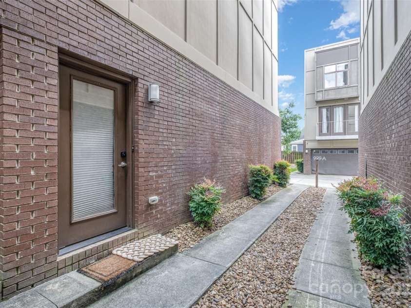 925 Westbrook Drive, Charlotte, NC 28202.  MLS# CAR4264820, YatesRealty ID 22298. 