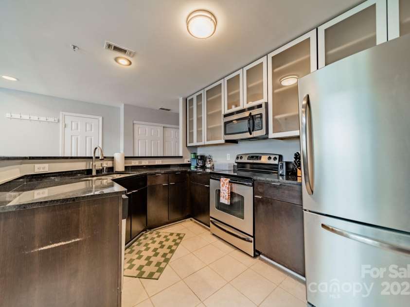 513 Graham Street, Charlotte, NC 28202.  MLS# CAR4232603, YatesRealty ID 223. Kitchen