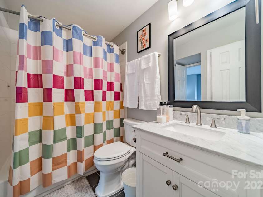 513 Graham Street, Charlotte, NC 28202.  MLS# CAR4232603, YatesRealty ID 223. Main Bathroom