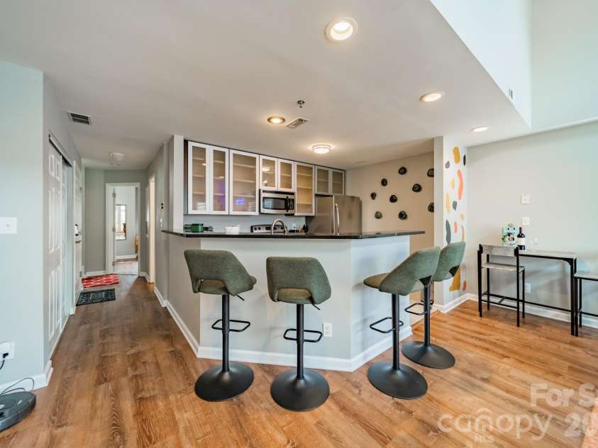 513 Graham Street, Charlotte, NC 28202.  MLS# CAR4396647, YatesRealty ID 223. Breakfast Bar