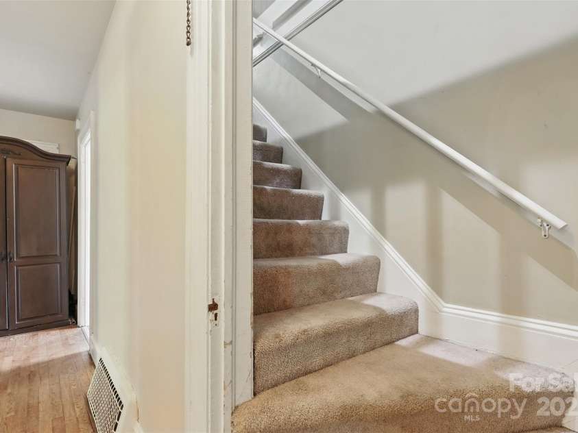 3432 Kernersville Road, Winston Salem, NC 27107.  MLS# CAR4253414, YatesRealty ID 22300. 