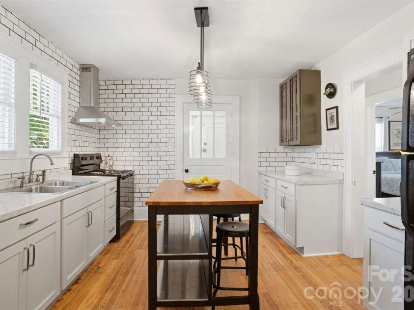 2412 Lola Avenue, Charlotte, NC 28205.  MLS# CAR4381455, YatesRealty ID 22302. 