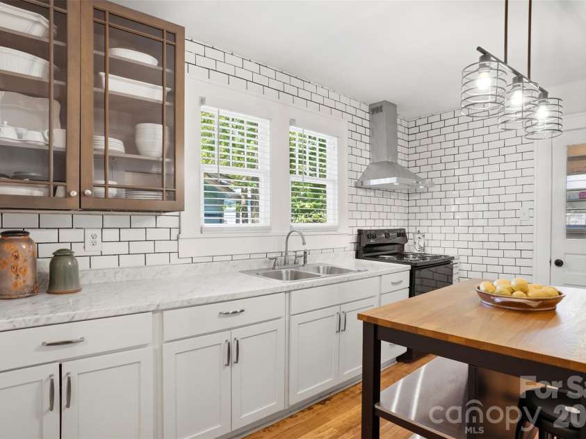 2412 Lola Avenue, Charlotte, NC 28205.  MLS# CAR4381455, YatesRealty ID 22302. 