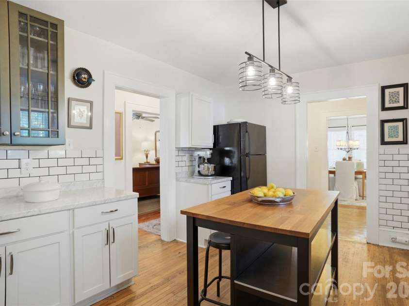 2412 Lola Avenue, Charlotte, NC 28205.  MLS# CAR4381455, YatesRealty ID 22302. 