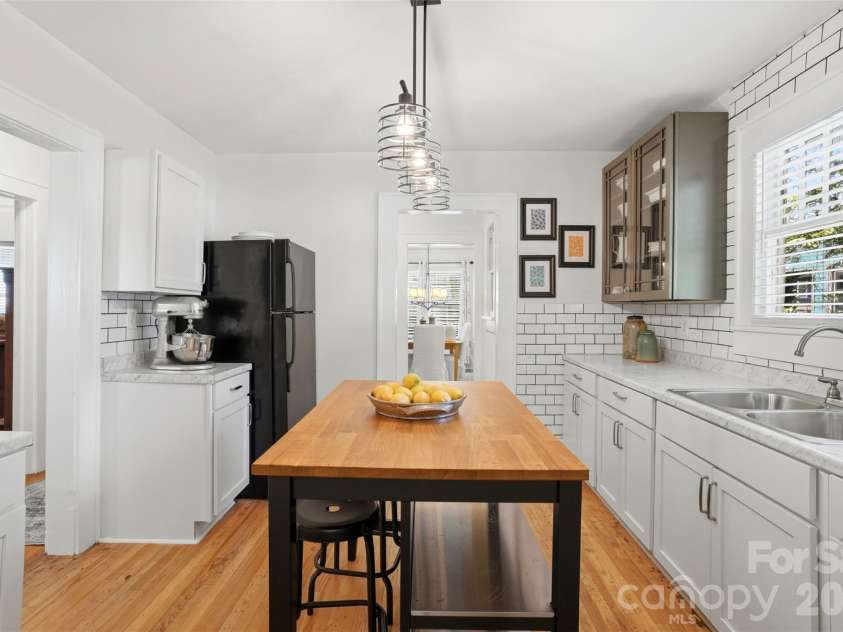 2412 Lola Avenue, Charlotte, NC 28205.  MLS# CAR4381455, YatesRealty ID 22302. 