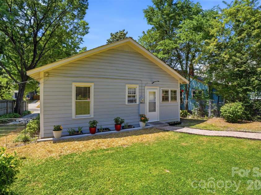 2412 Lola Avenue, Charlotte, NC 28205.  MLS# CAR4381455, YatesRealty ID 22302. 