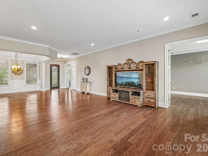 14503 Crest Court, Charlotte, NC 28278.  MLS# CAR4375931, YatesRealty ID 22304. 