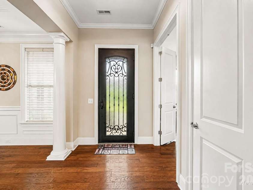 14503 Crest Court, Charlotte, NC 28278.  MLS# CAR4375931, YatesRealty ID 22304. 