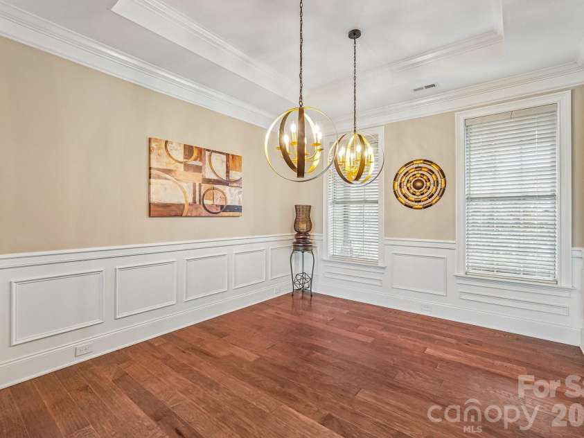14503 Crest Court, Charlotte, NC 28278.  MLS# CAR4375931, YatesRealty ID 22304. Formal dining are