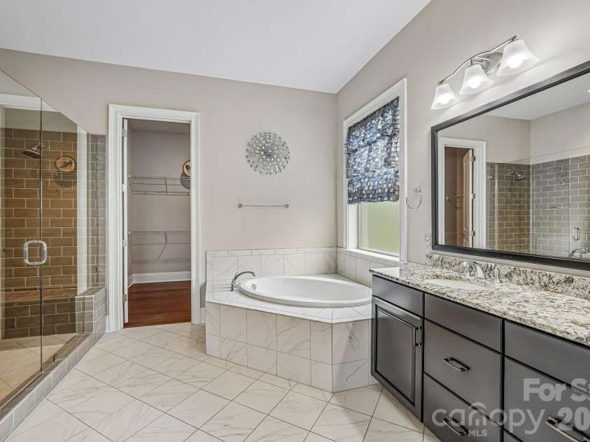 14503 Crest Court, Charlotte, NC 28278.  MLS# CAR4375931, YatesRealty ID 22304. Primary en-suite bath