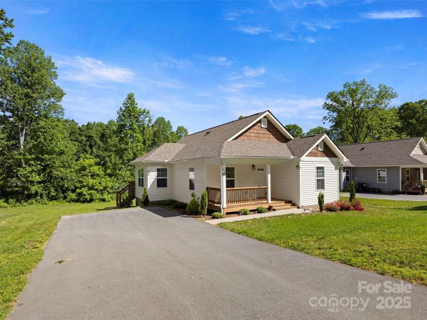 87 Markley Drive, Flat Rock, NC 28731.  MLS# CAR4258765, YatesRealty ID 22306. 