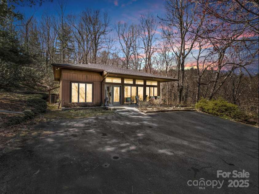 828 Foster Hill Drive, Hendersonville, NC 28739.  MLS# CAR4271476, YatesRealty ID 22307. 
