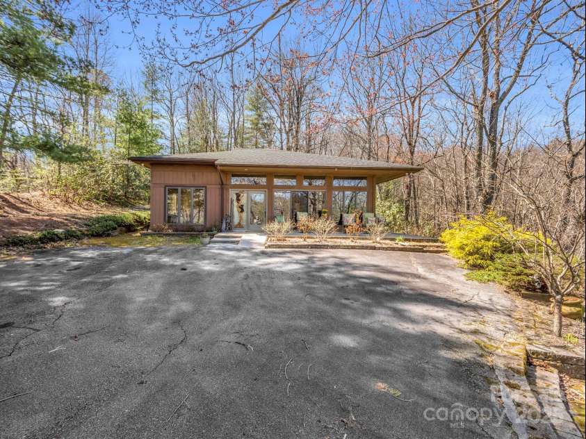 828 Foster Hill Drive, Hendersonville, NC 28739.  MLS# CAR4271476, YatesRealty ID 22307. 