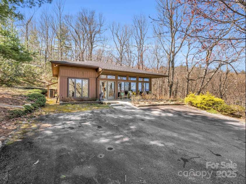 828 Foster Hill Drive, Hendersonville, NC 28739.  MLS# CAR4271476, YatesRealty ID 22307. 