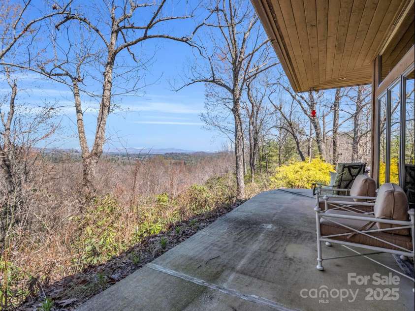 828 Foster Hill Drive, Hendersonville, NC 28739.  MLS# CAR4271476, YatesRealty ID 22307. 