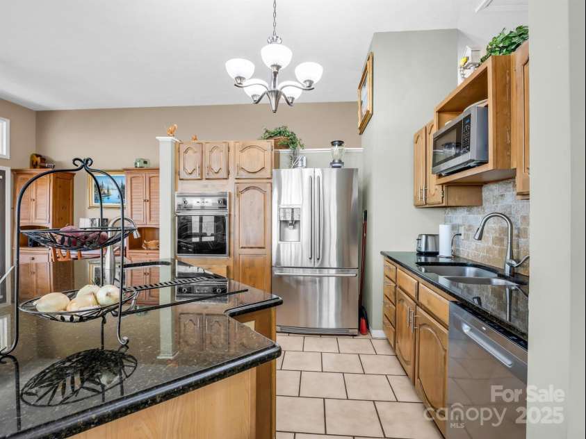 828 Foster Hill Drive, Hendersonville, NC 28739.  MLS# CAR4271476, YatesRealty ID 22307. 