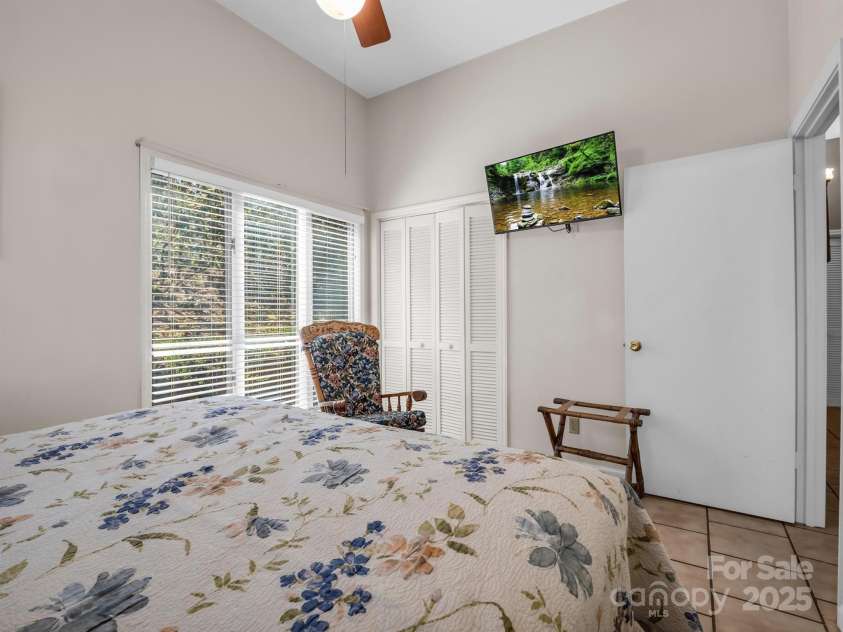 828 Foster Hill Drive, Hendersonville, NC 28739.  MLS# CAR4271476, YatesRealty ID 22307. 