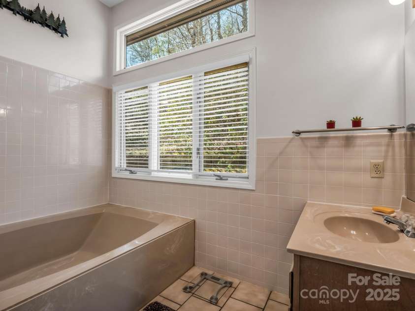 828 Foster Hill Drive, Hendersonville, NC 28739.  MLS# CAR4271476, YatesRealty ID 22307. 