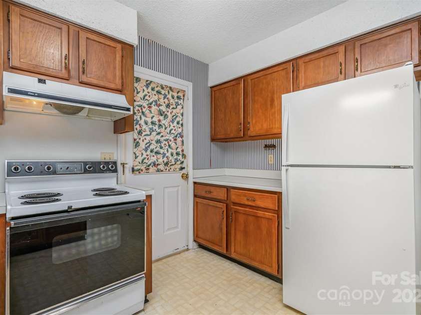 9701 Kent Village Drive, Charlotte, NC 28269.  MLS# CAR4271498, YatesRealty ID 22309. 