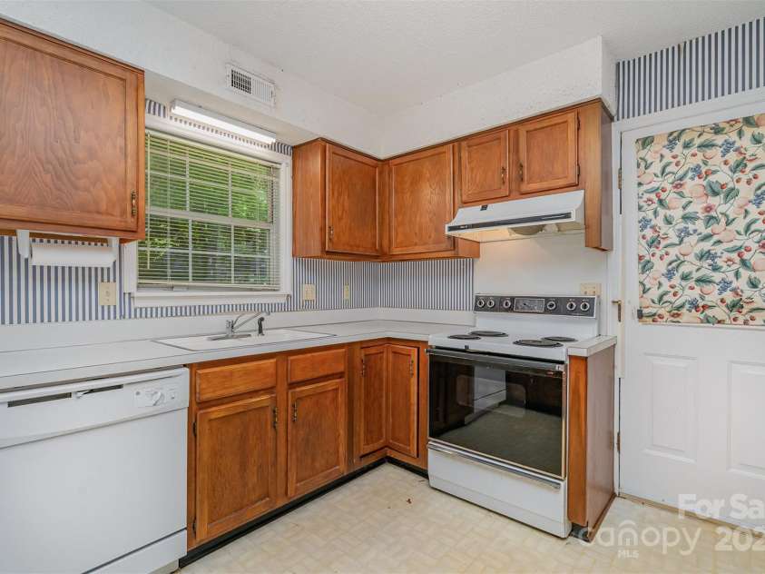 9701 Kent Village Drive, Charlotte, NC 28269.  MLS# CAR4271498, YatesRealty ID 22309. 