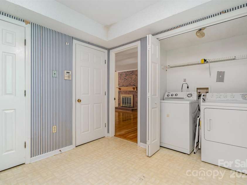 9701 Kent Village Drive, Charlotte, NC 28269.  MLS# CAR4271498, YatesRealty ID 22309. 