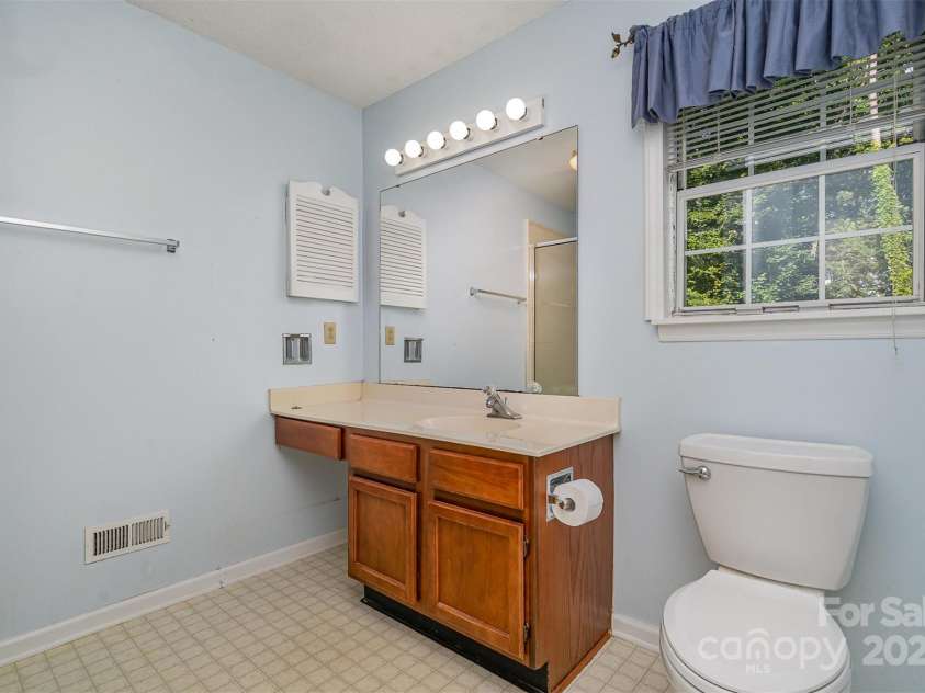 9701 Kent Village Drive, Charlotte, NC 28269.  MLS# CAR4271498, YatesRealty ID 22309. 