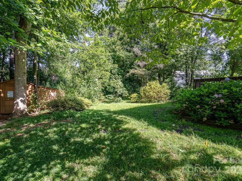 9701 Kent Village Drive, Charlotte, NC 28269.  MLS# CAR4271498, YatesRealty ID 22309. 