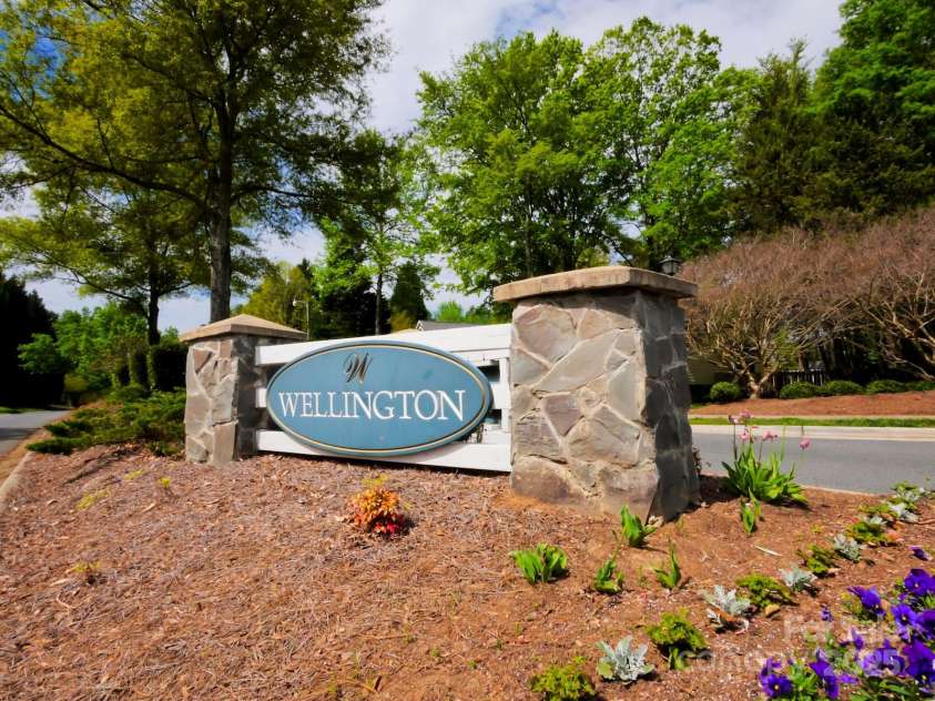 9701 Kent Village Drive, Charlotte, NC 28269.  MLS# CAR4271498, YatesRealty ID 22309. 